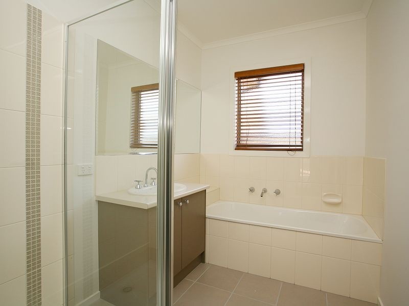 2/4-6 May Court, Garfield VIC 3814