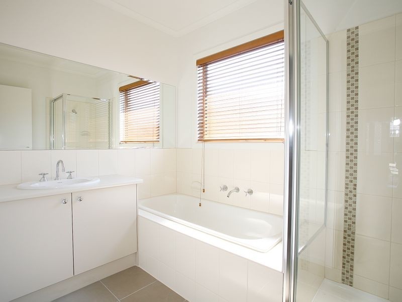 4/4-6 May Court, Garfield VIC 3814