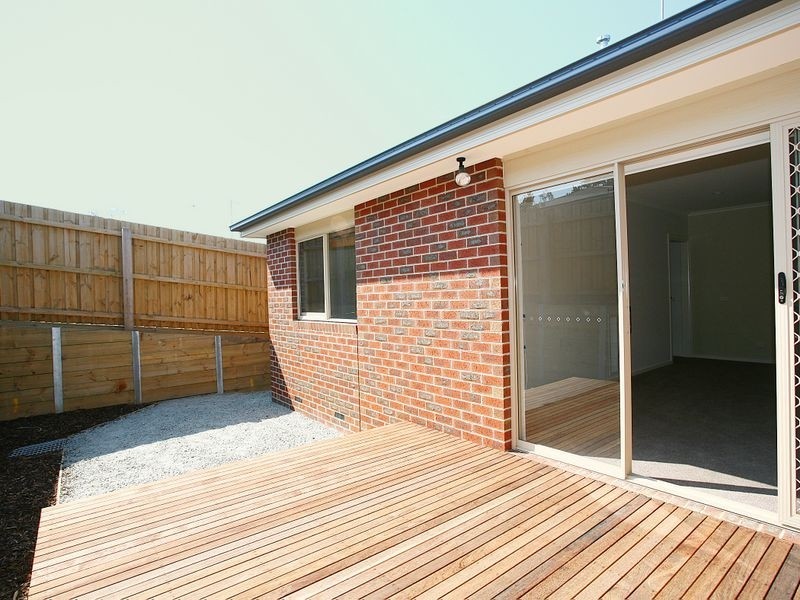 4/4-6 May Court, Garfield VIC 3814