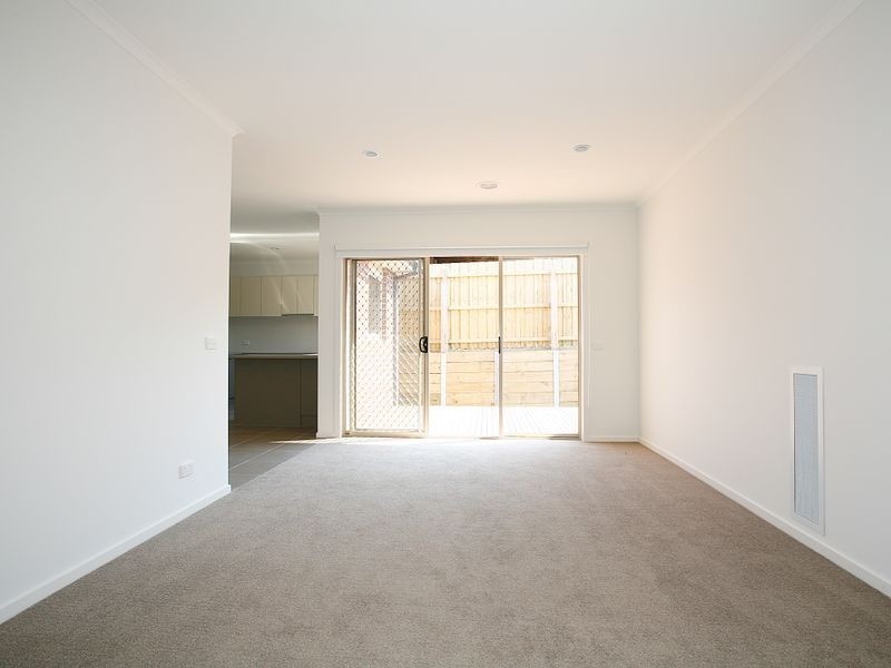 4/4-6 May Court, Garfield VIC 3814