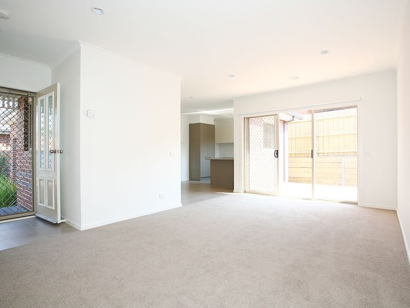 4/4-6 May Court, Garfield VIC 3814