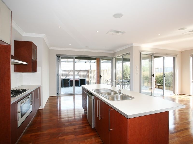 16 Fallingwater Drive, Pakenham VIC 3810