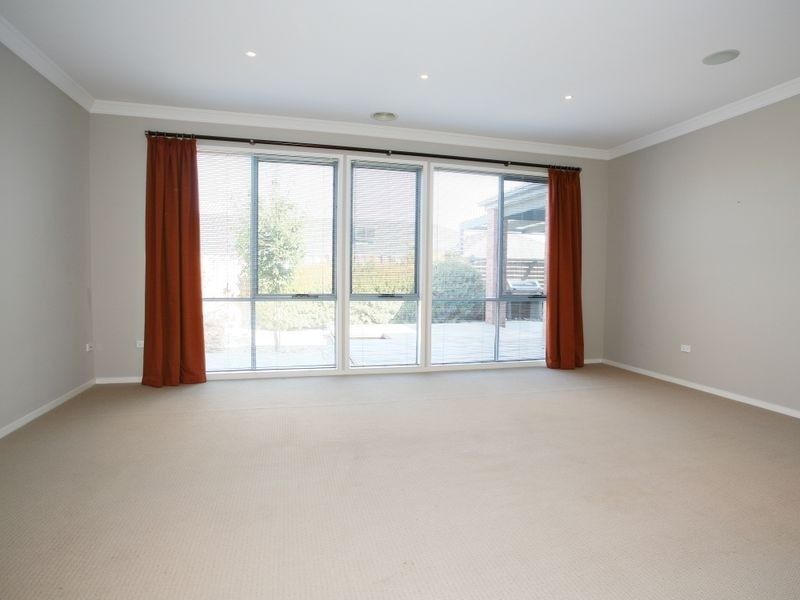 16 Fallingwater Drive, Pakenham VIC 3810