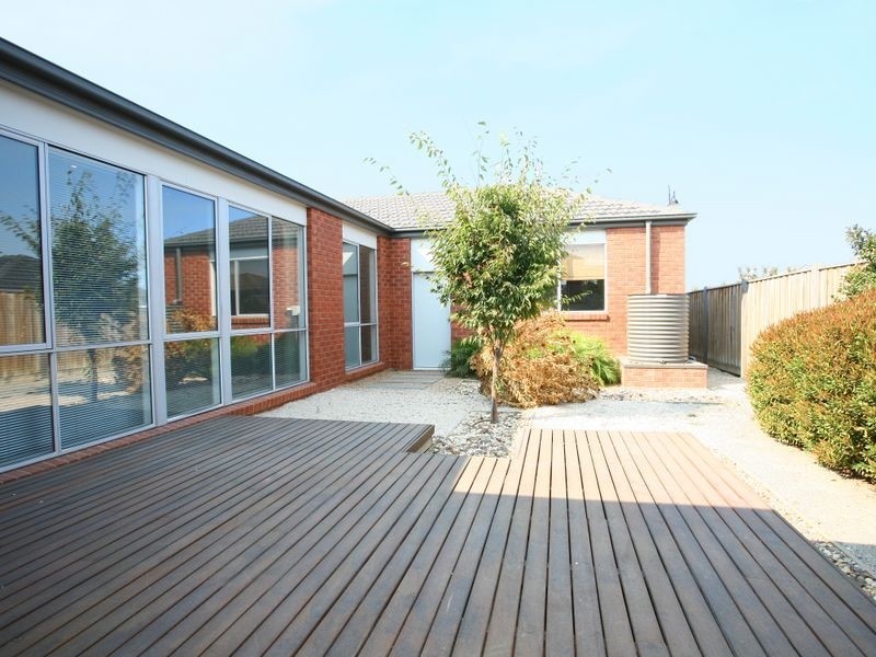 16 Fallingwater Drive, Pakenham VIC 3810