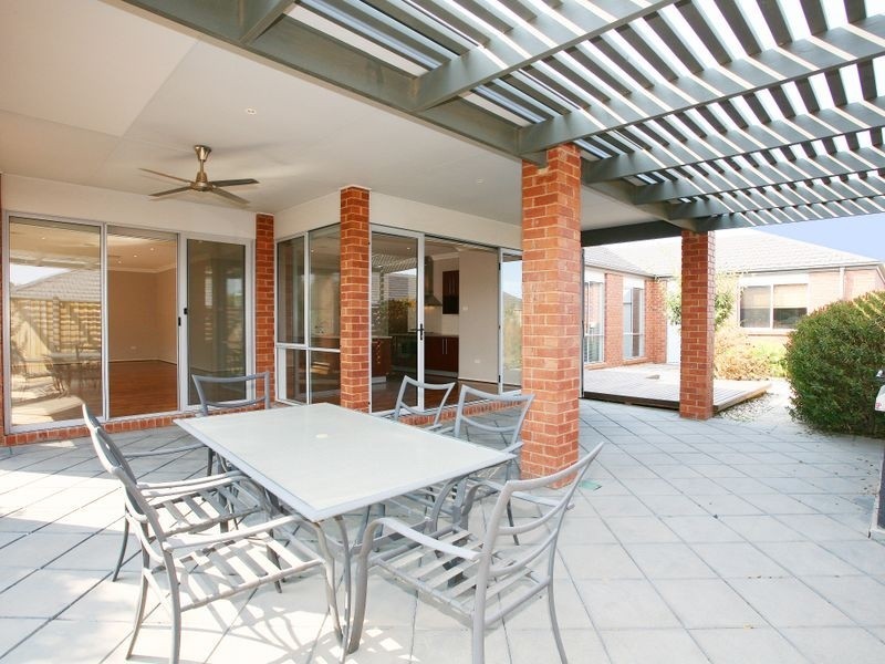 16 Fallingwater Drive, Pakenham VIC 3810