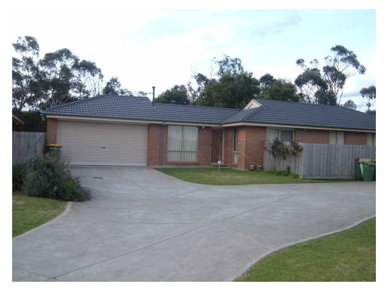 8 Lauren Square, Pakenham VIC 3810