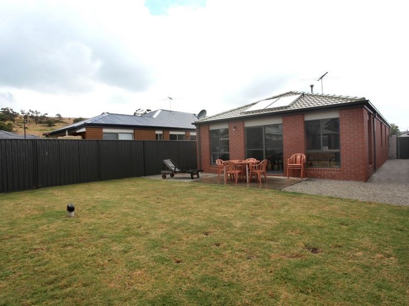 4 Chestnut Chase, Pakenham VIC 3810