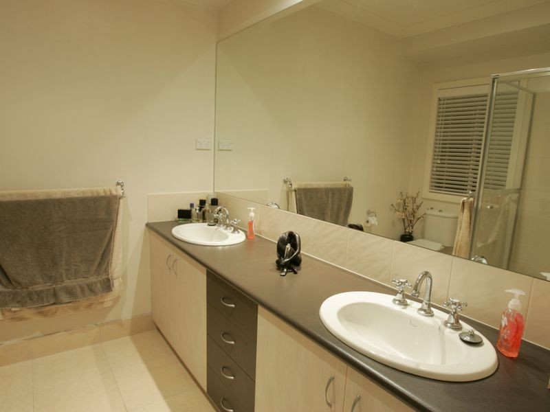 71 Livingstone Boulevard, Pakenham VIC 3810