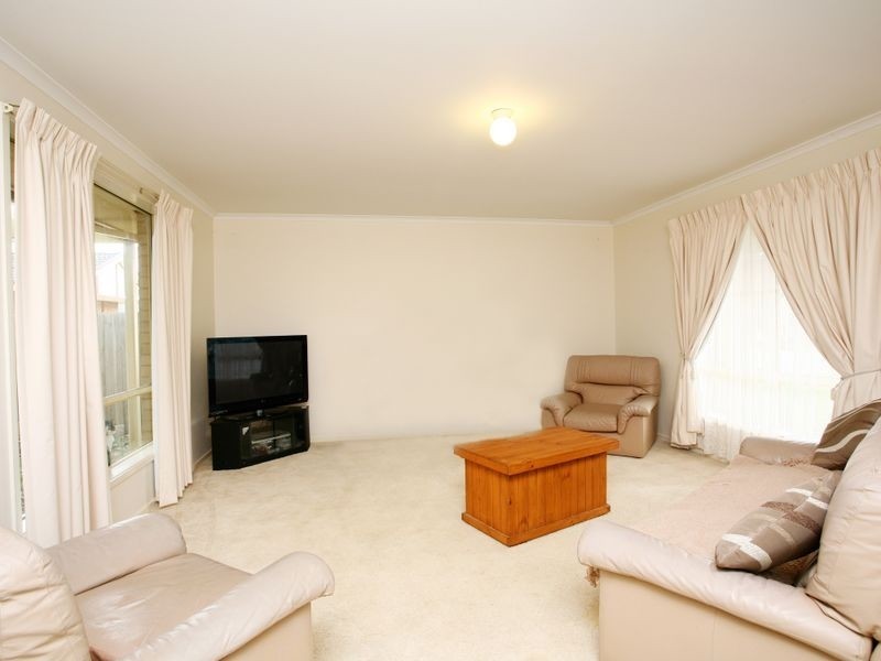 17 Osborn Grove, Pakenham VIC 3810