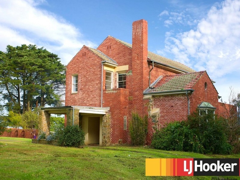 16 Meeking Drive, Pakenham VIC 3810