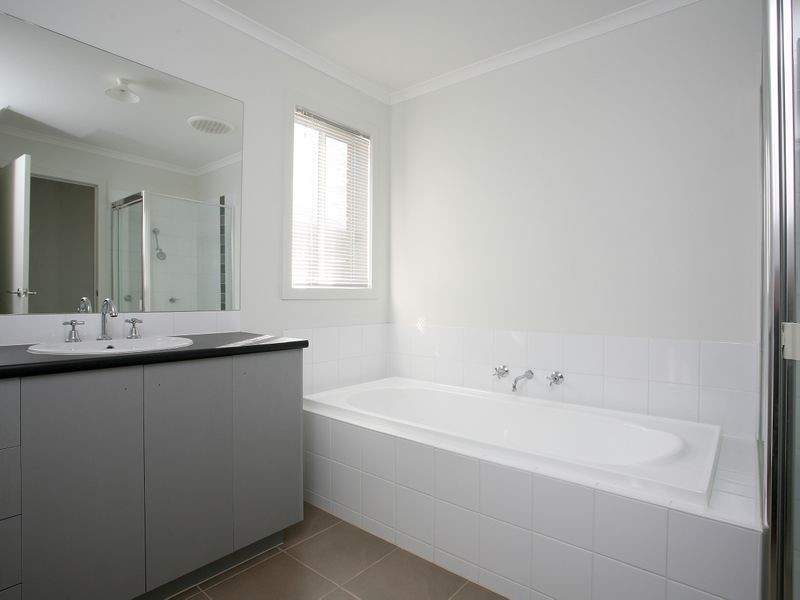 20 Orchard Valley Avenue, Pakenham VIC 3810