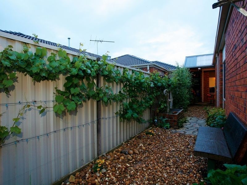 17 Honeysuckle Close, Pakenham VIC 3810