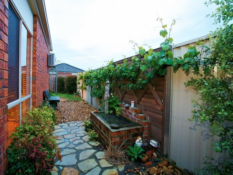 17 Honeysuckle Close, Pakenham VIC 3810