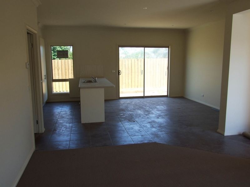 2/35 Princes Highway, Pakenham VIC 3810