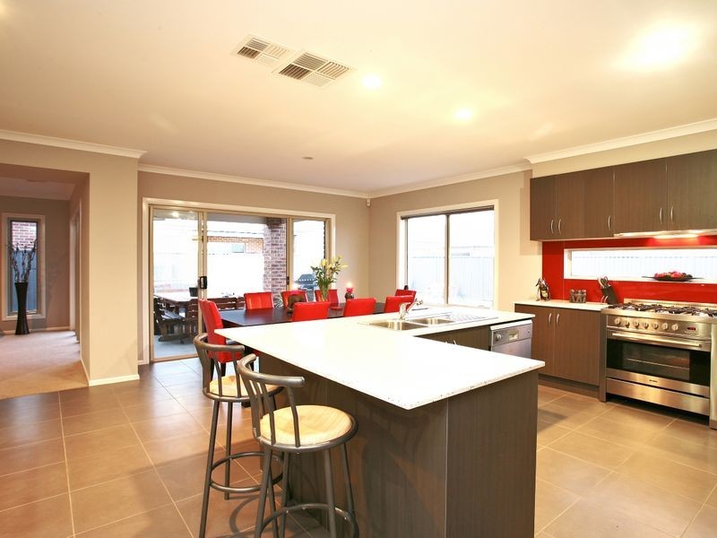 54 Everly Circuit, Pakenham VIC 3810