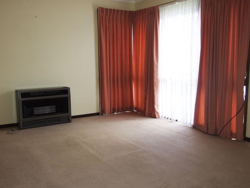 2/18 Rogers Street, Pakenham VIC 3810