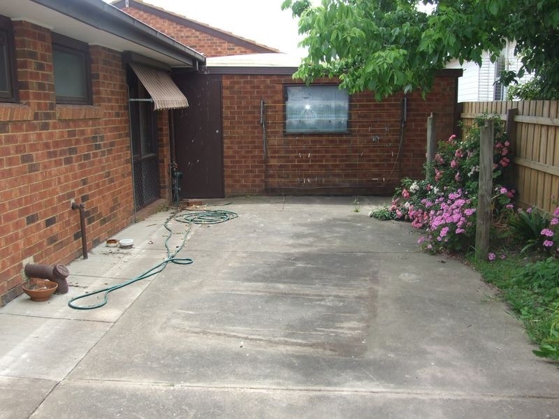 2/18 Rogers Street, Pakenham VIC 3810