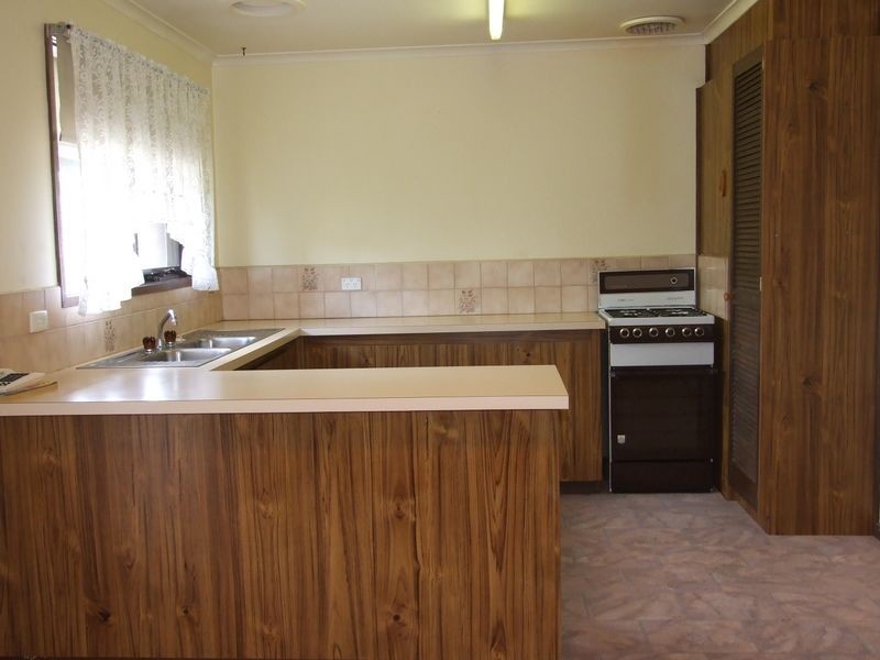 2/18 Rogers Street, Pakenham VIC 3810