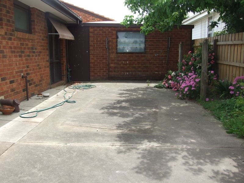 2/18 Rogers Street, Pakenham VIC 3810