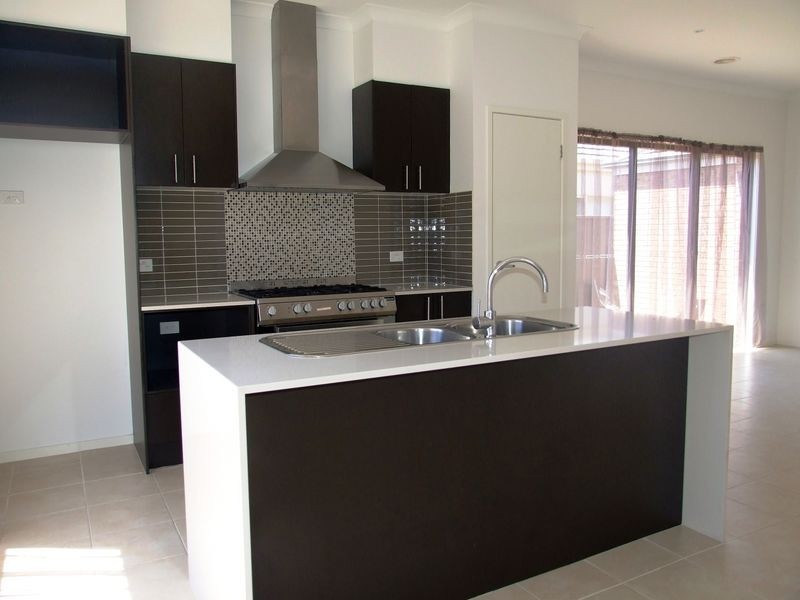 12 Sarton Link, Pakenham VIC 3810