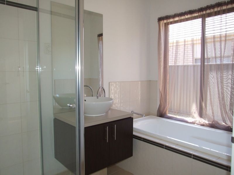 12 Sarton Link, Pakenham VIC 3810