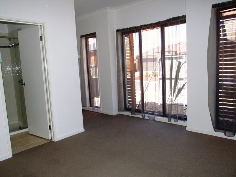 12 Sarton Link, Pakenham VIC 3810