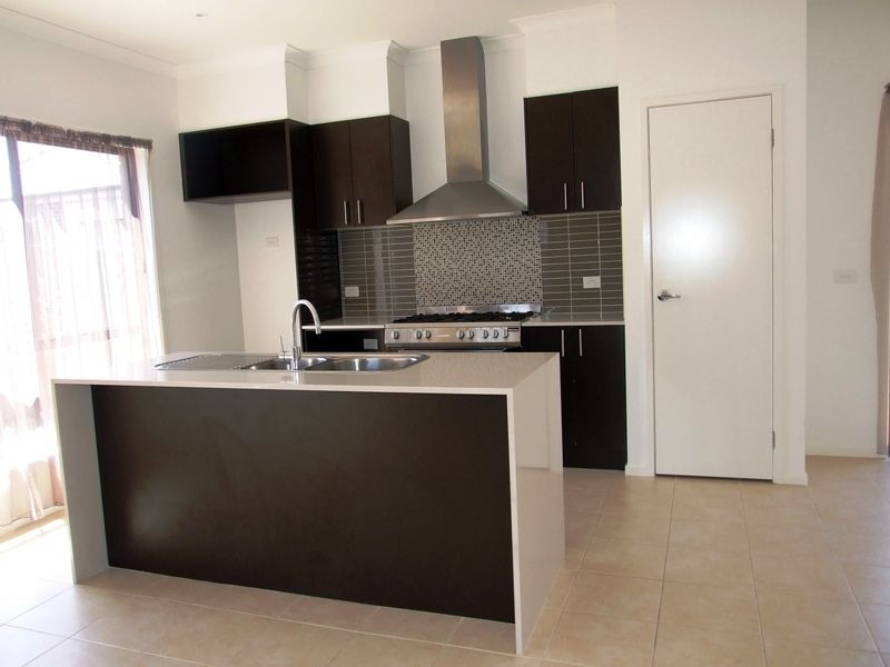 12 Sarton Link, Pakenham VIC 3810