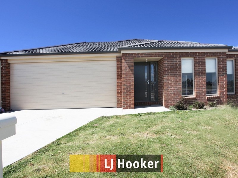 52 Sandalwood Drive, Pakenham VIC 3810