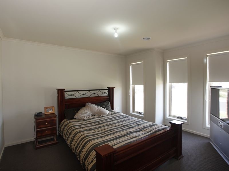 52 Sandalwood Drive, Pakenham VIC 3810