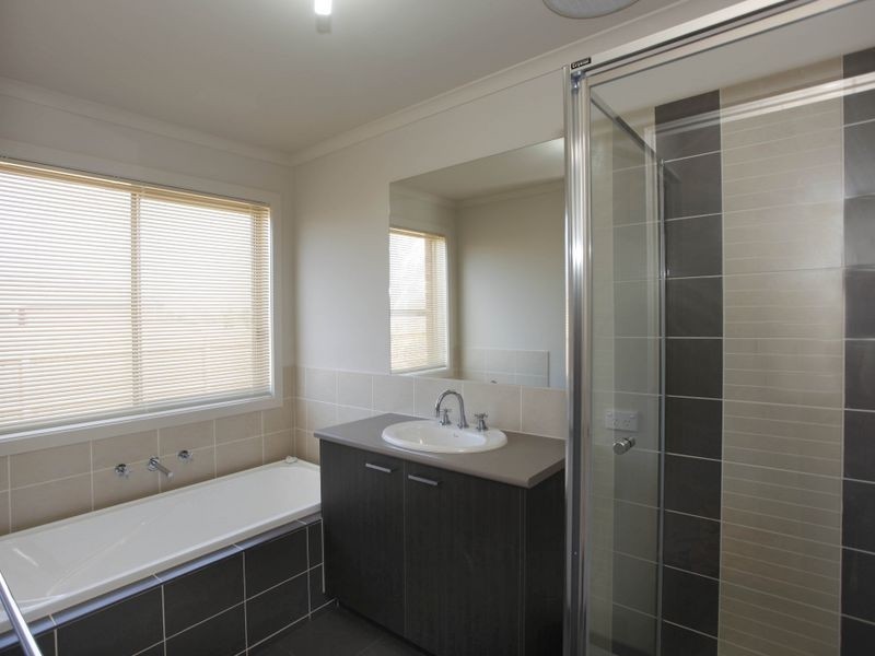 52 Sandalwood Drive, Pakenham VIC 3810