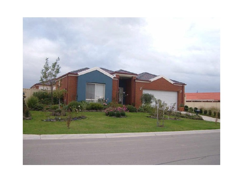 8 Teal Place, Pakenham VIC 3810