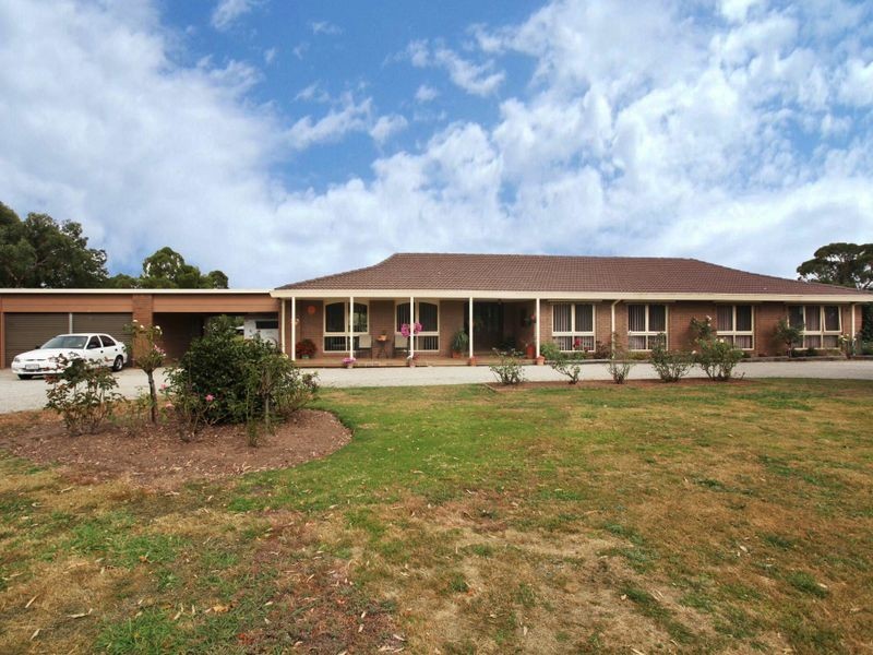 18 Oaktree Drive, Pakenham VIC 3810