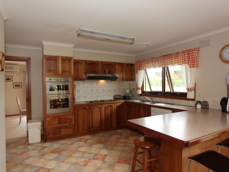 18 Oaktree Drive, Pakenham VIC 3810