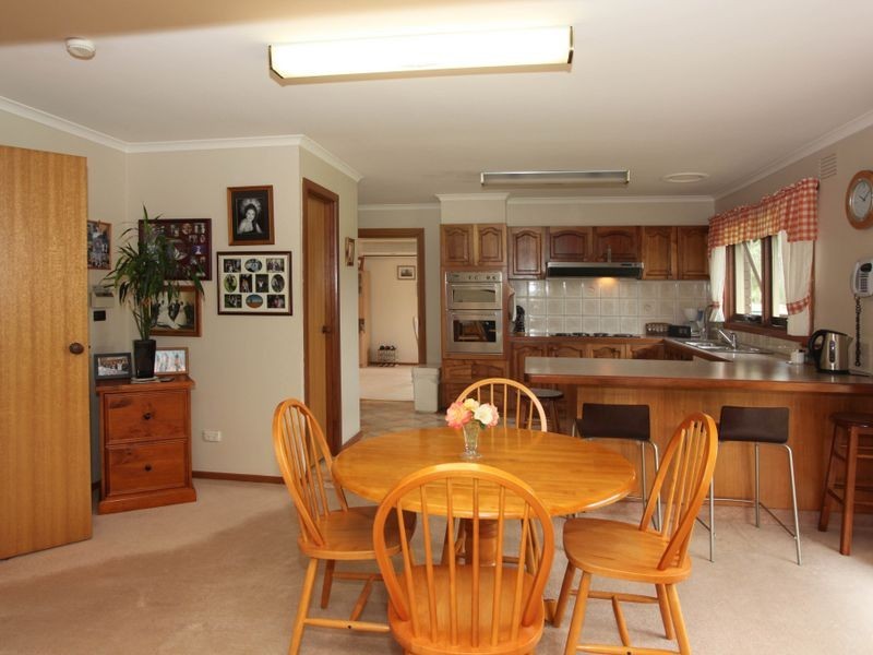 18 Oaktree Drive, Pakenham VIC 3810