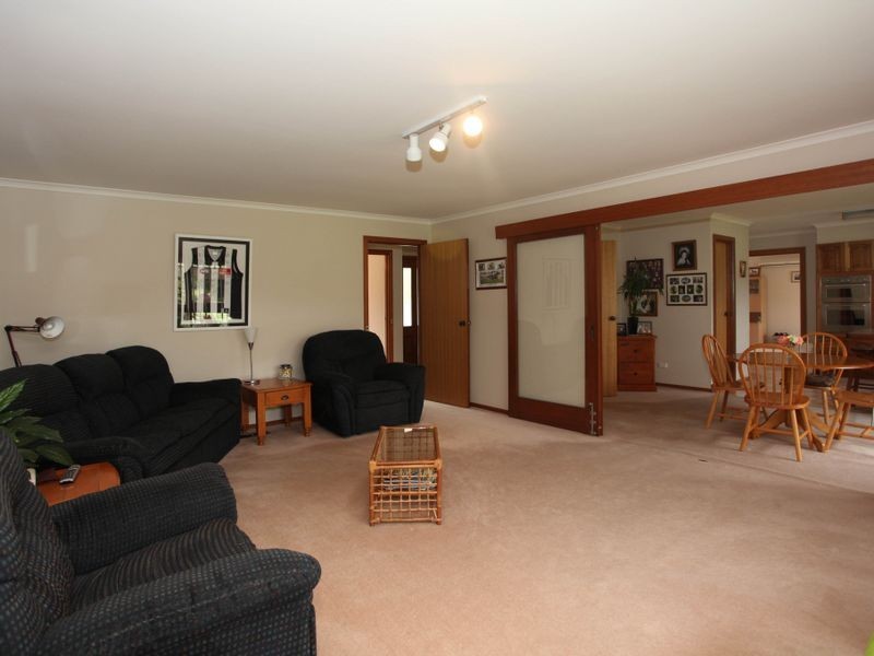 18 Oaktree Drive, Pakenham VIC 3810