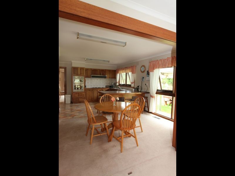 18 Oaktree Drive, Pakenham VIC 3810