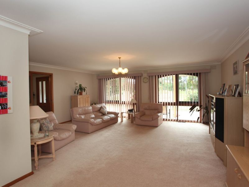 18 Oaktree Drive, Pakenham VIC 3810