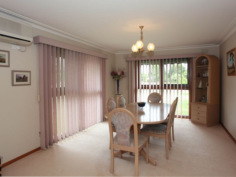 18 Oaktree Drive, Pakenham VIC 3810