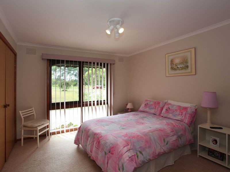 18 Oaktree Drive, Pakenham VIC 3810