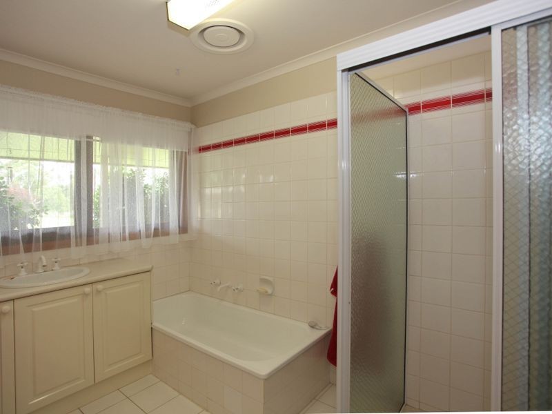 18 Oaktree Drive, Pakenham VIC 3810