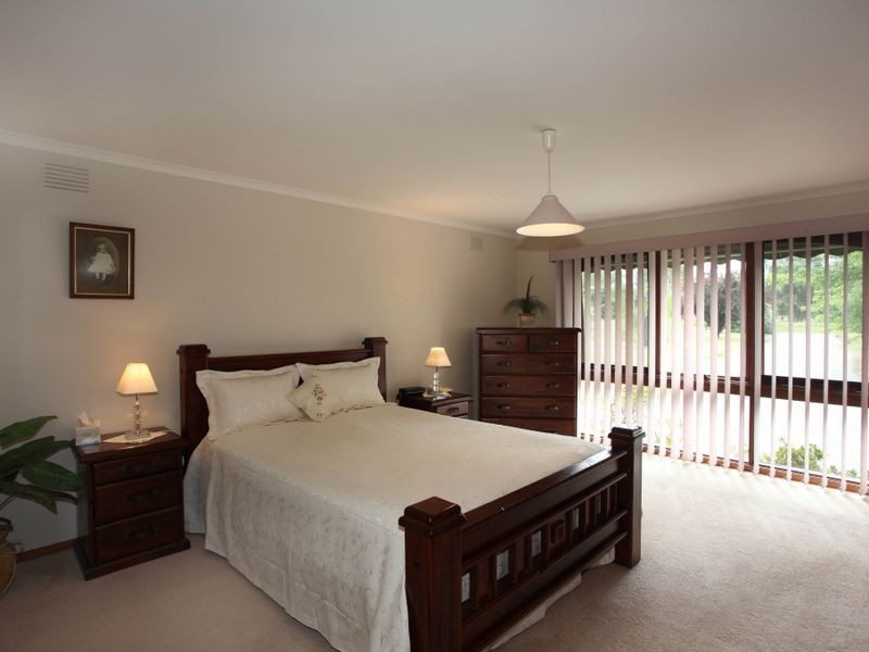 18 Oaktree Drive, Pakenham VIC 3810