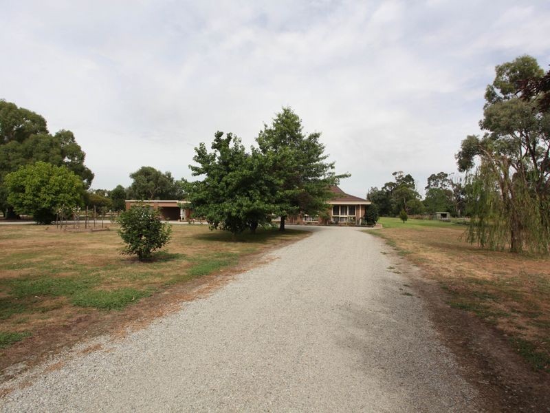 18 Oaktree Drive, Pakenham VIC 3810