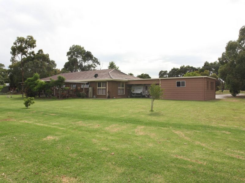 18 Oaktree Drive, Pakenham VIC 3810