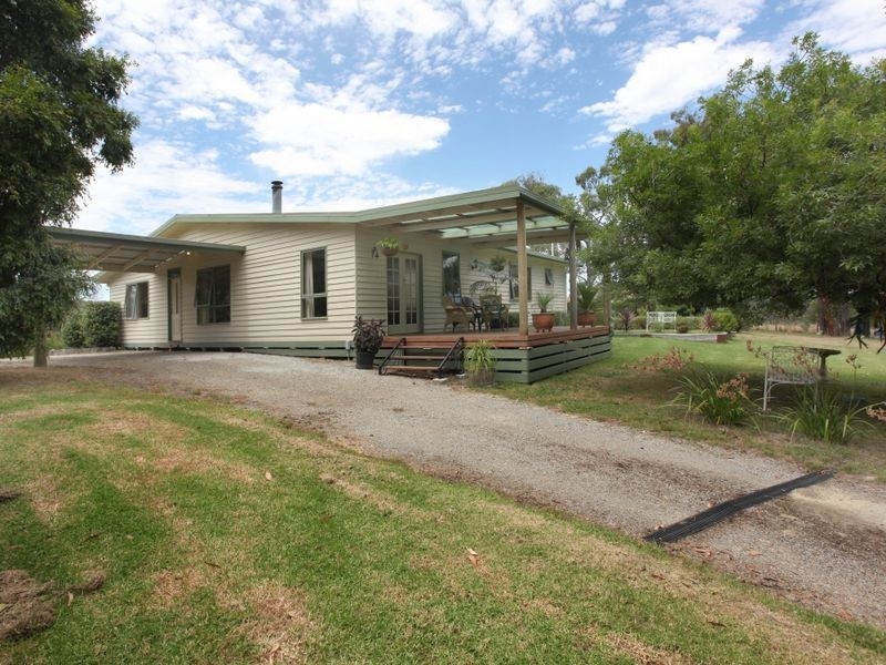 30 Reynolds Road, Pakenham Upper VIC 3810