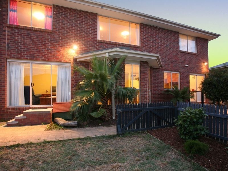 5 Eddie Barron Terrace, Pakenham VIC 3810
