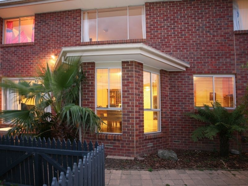 5 Eddie Barron Terrace, Pakenham VIC 3810