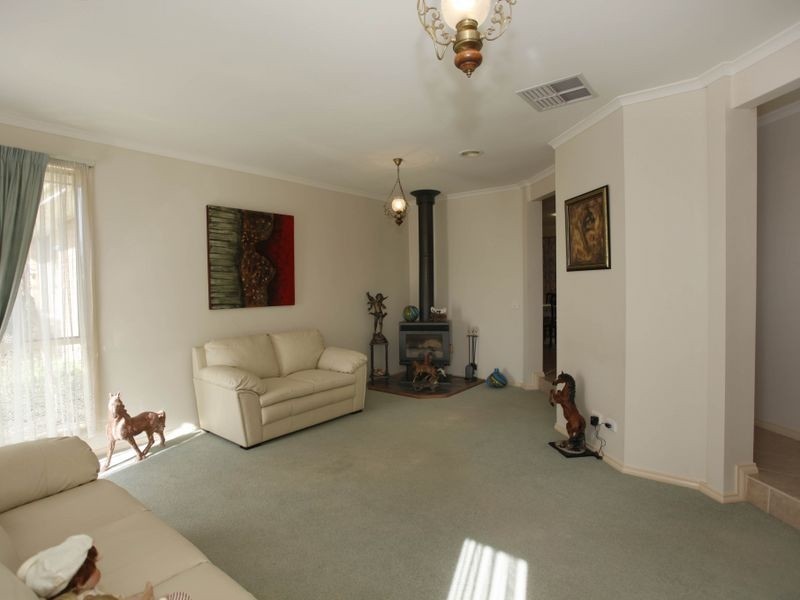 12 Baltaser Drive, Pakenham VIC 3810
