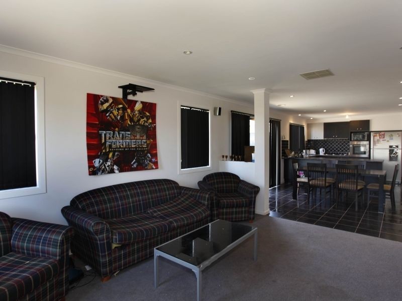 22 Cherry Blossom Chase, Pakenham VIC 3810