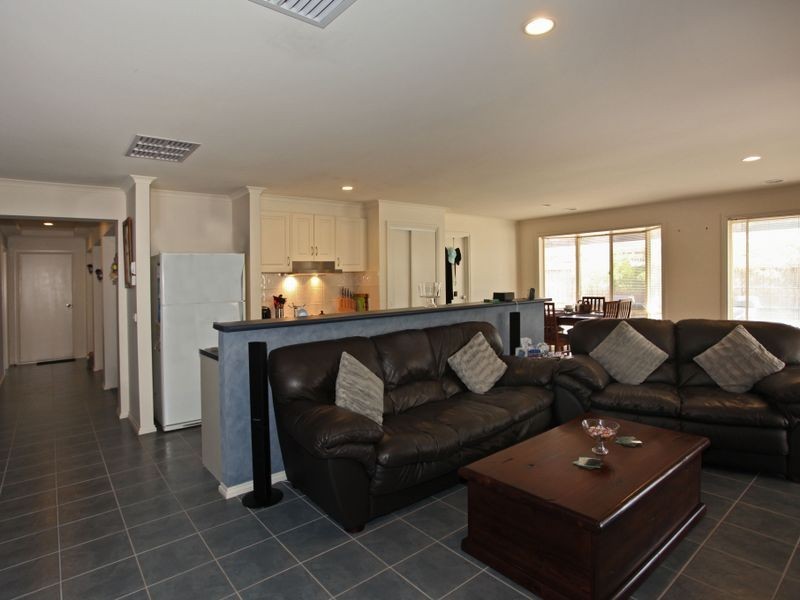 89 Oaklands Way, Pakenham VIC 3810