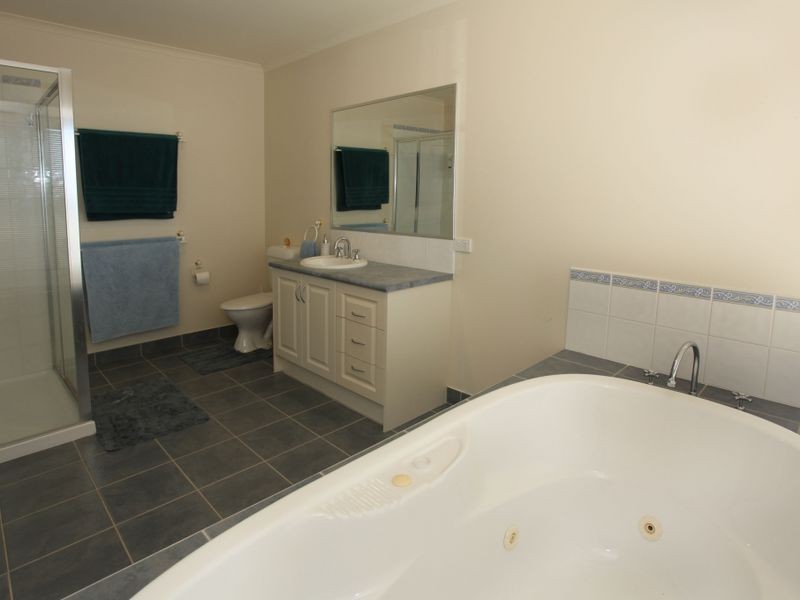 89 Oaklands Way, Pakenham VIC 3810